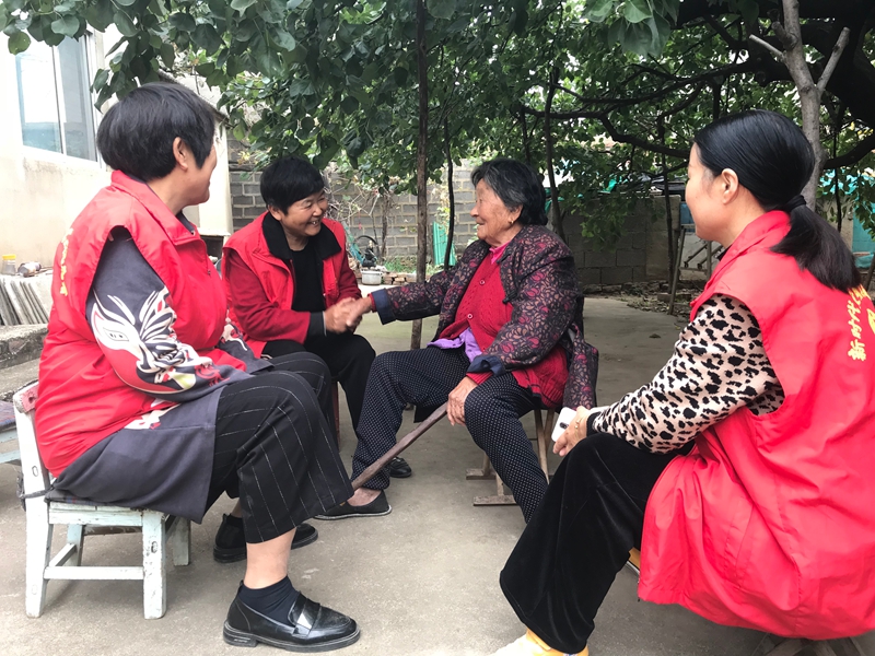 江苏省徐州市贾汪区大泉街道宗庄村“敲门大姐”志愿者为老年人开心门.jpg 江苏省徐州市贾汪区大泉街道宗庄村“敲门大姐”志愿者为老年人开心门.jpg
