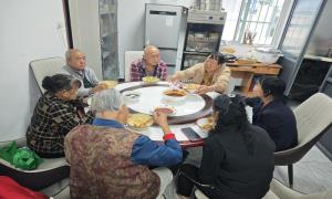 金锁关社区:“暖心膳食”守护老年人“幸福餐盘”