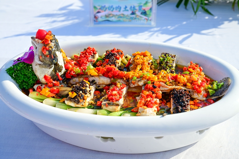 菜品双椒鱼展示 赵明辰摄.jpg