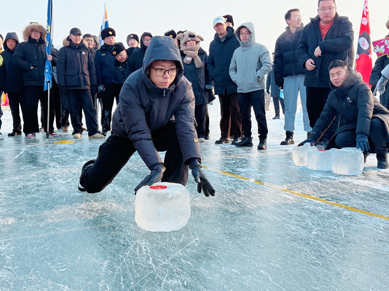 1月2日，在新疆生产建设兵团第六师五家渠市青格达湖国家级旅游度假区，一场别开生面的冰壶比赛点燃冬日热情。任丹 摄.jpg
