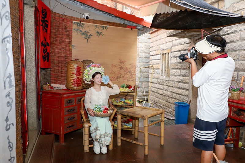 游客在蟳埔体验当地民俗旅拍 王志超摄.jpg