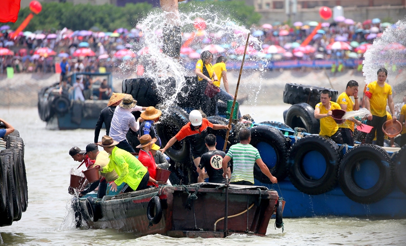 每年端午，蚶江后垵澳古渡口上演世界唯一的海上泼水活动-茅罗平摄.jpg
