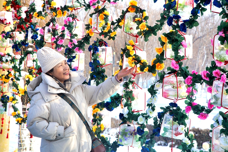 1月2日，游客在新疆生产建设兵团第六师五家渠市青格达湖国家级旅游度假区打卡拍照。魏新江 摄.jpg
