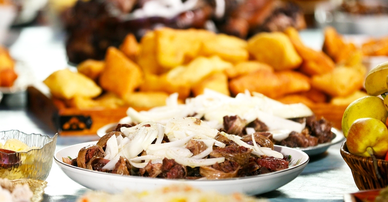 共青团农场熏马肉色泽诱人。 徐春梅 摄.jpg