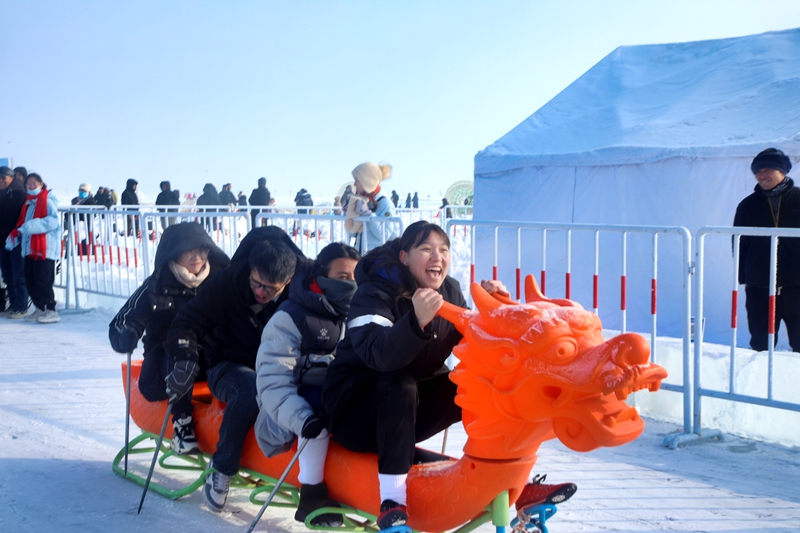 1月2日，在新疆生产建设兵团第六师五家渠市青格达湖国家级旅游度假区，游客参加冰上龙舟赛。魏新江 摄.jpg