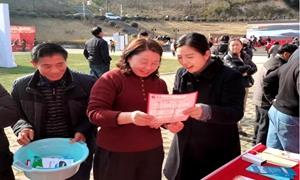 政银携手美食节 单龙寺支行金融宣传“圈粉”了