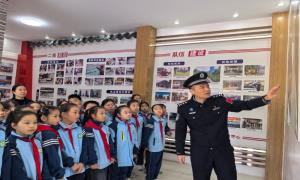 凭祥边境检查站开展“遇见警察节 童心连警心”警营开放日活动