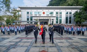 界碑见证初心 警营点亮童心