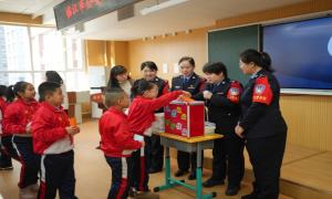 巾帼“警”色 护苗成长