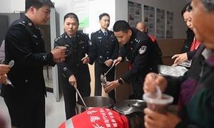 警民携手送温暖 腊八粥香暖人心