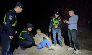 边境夜巡遇险情，民警及时救助翻车群众