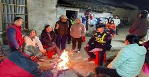 围炉话平安 普法暖民心