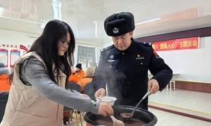 警民携手共品腊八粥 情暖寒冬共话鱼水情