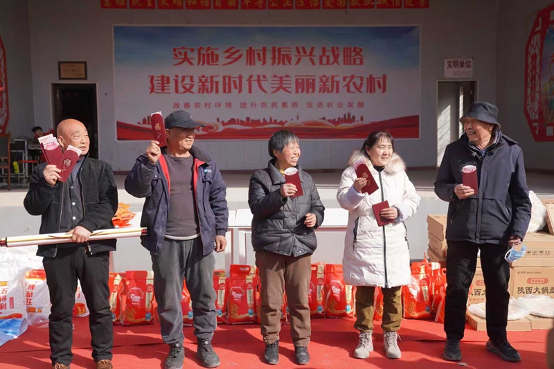 西安市临潼区徐杨街道徐杨村迎新春活动发放惠民资金现场1.jpg
