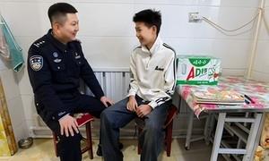 “警察爸爸”暖童心 守护留守儿童成长