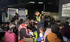 夜话法治暖边关 错峰普法入民心