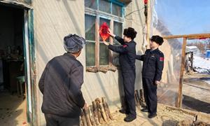 一盏红灯笼映亮新春边关