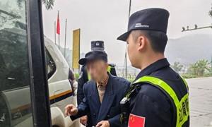 八旬老人拾荒迷途 边境民警暖心护送