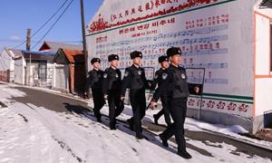 江风不语藏蓝在 万家灯火平安年