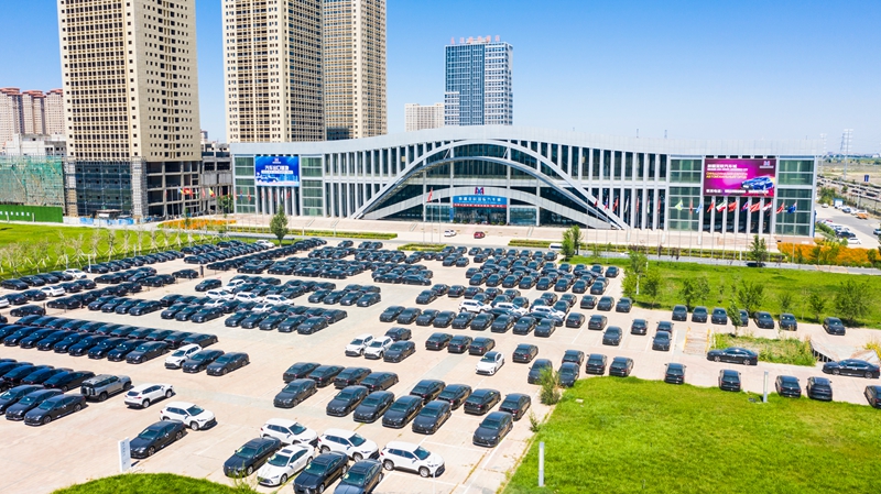 2025年8月6日，位于六师一〇一团青湖镇的新疆亚欧汽车城，即将出口一排排汽车整齐摆放在新疆亚欧汽车城广场前，这些车辆将通过口岸发往“一带一路”沿线国家。李华北 摄.jpg