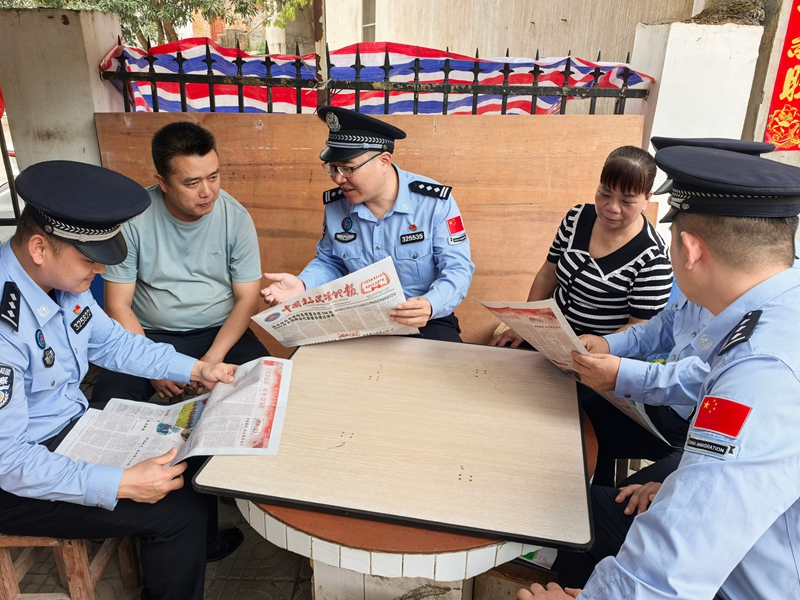 图为移民管理警察正在边境村屯向群众宣讲全国“两会”精神。王九思摄.jpg