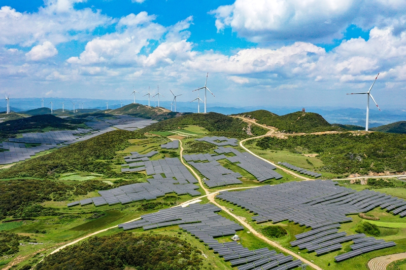 在威宁自治县双龙镇凉山社区光伏发电站基地，蓝天白云、风力发电机、光伏板、种植的饲草交相辉映，勾勒出一幅美丽的生态画卷。（岳刚  摄）.jpg