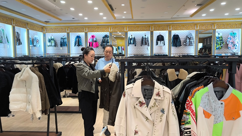 2.2025年6月14日，在海宁皮革城顾客正在购买商品。 李华北 摄.jpg