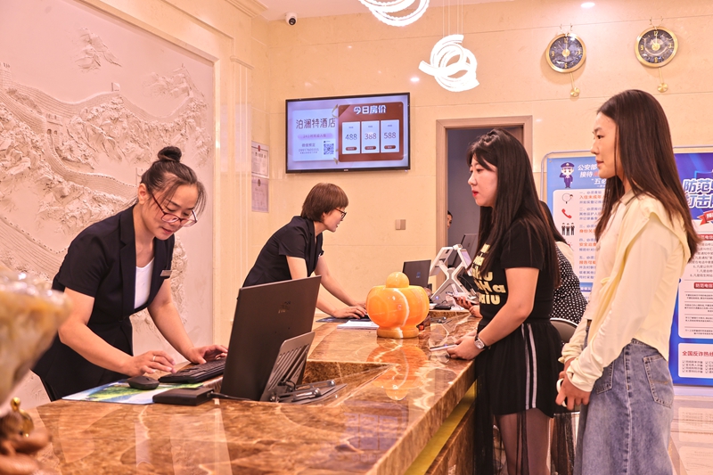 2025年8月23日，在六师一〇一团青湖镇，泊澜特酒店开业，游客办理入住。李华北 摄.jpg