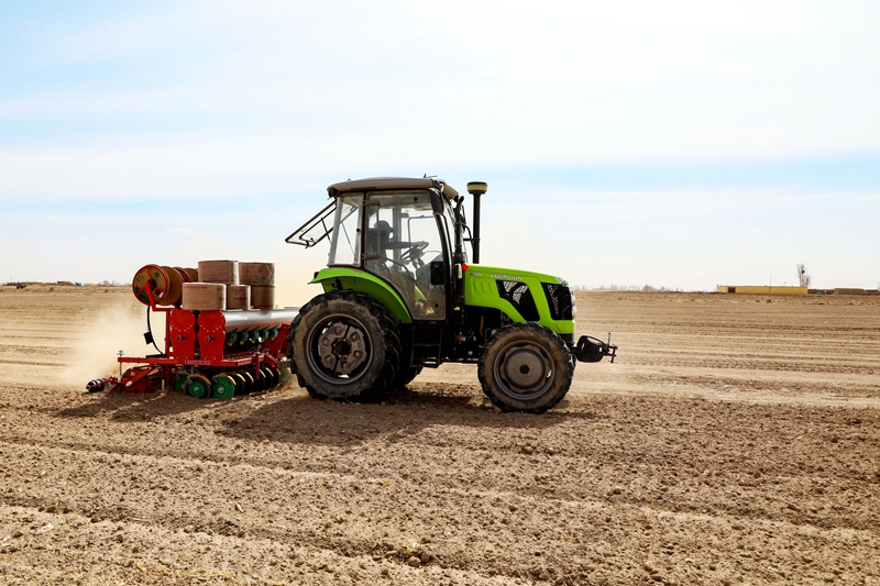 搭载浅埋滴灌水肥一体化技术的小麦播种机抢抓早春墒情，一次性完成播种、施肥、铺设滴灌带等多道工序，.jpg