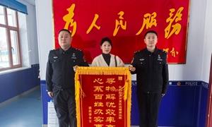 学习雷锋好榜样 警察蓝绘就春色