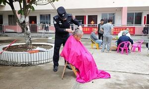 学雷锋暖边关 守初心践使命