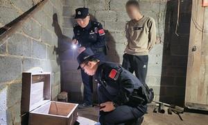 旧木箱内惊现手榴弹 民警妥善处置除隐患