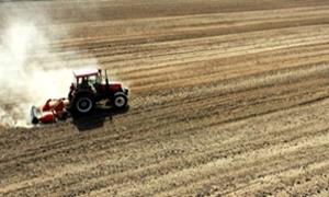 从“人扛牛拉”到“智慧赋能” 民勤上演春耕“机械总动员”