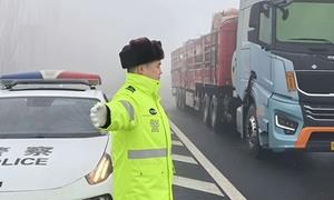 风雪映警徽 守护平安路——蔚县大队迎战降雪天气保畅通