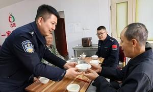 元宵佳节温情慰问敬老院老人