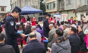 “大篷车”进村 法润边疆