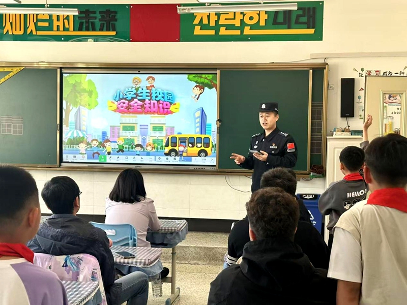 进校园开展安全讲座1.jpg