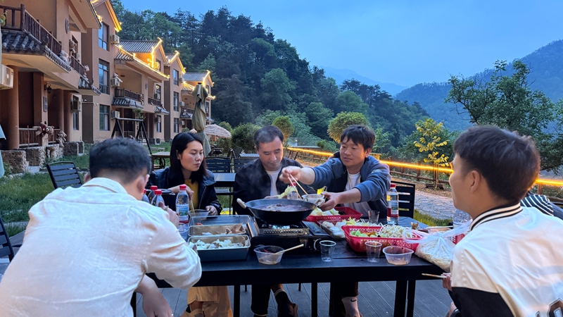 游客在云裳小筑民宿吃山珍火锅 嵩宣供图.jpg