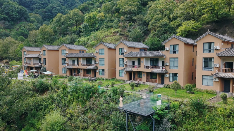 游客在观景台上欣赏自然美景 嵩宣供图.jpg