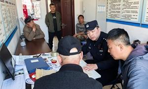 耐心调解化纠纷 握手言和解矛盾