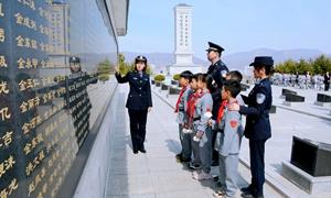 缅怀先烈寄哀思 警民同心传薪火