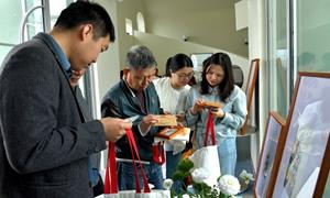 把艺术搬进湖边咖啡馆 “风过青春・湖映初心”主题画展开幕