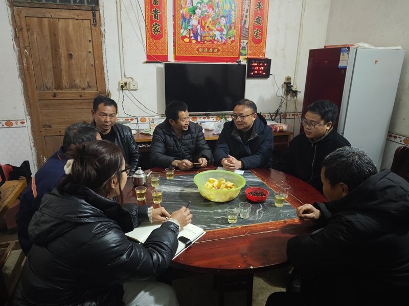 工作队把农户家中当作办公现场.jpg