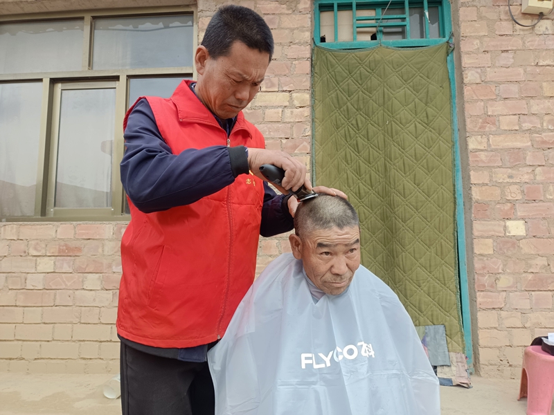 爱心义剪服务：剪出温暖与关怀.jpg