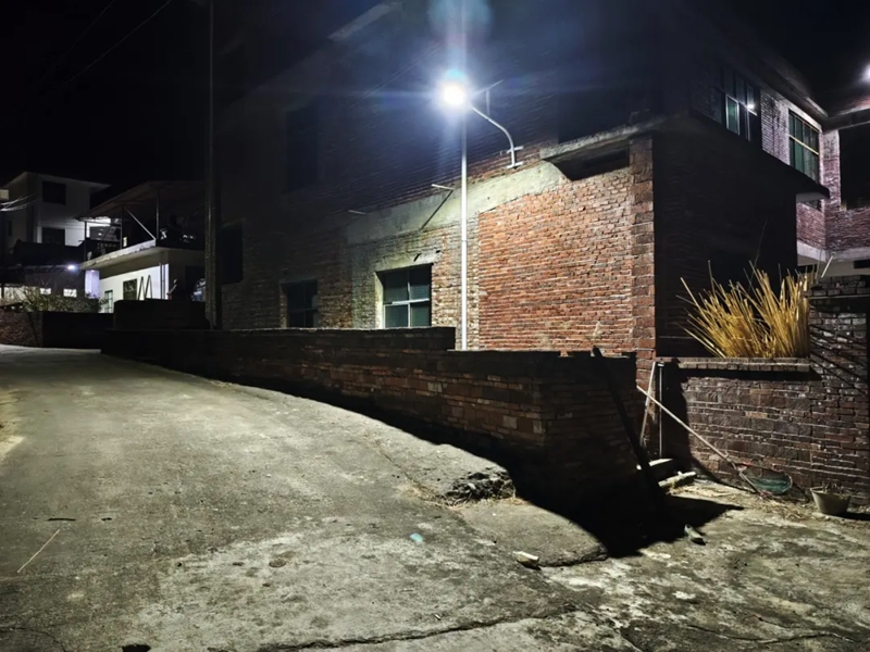 路灯“点亮”振兴路.jpg