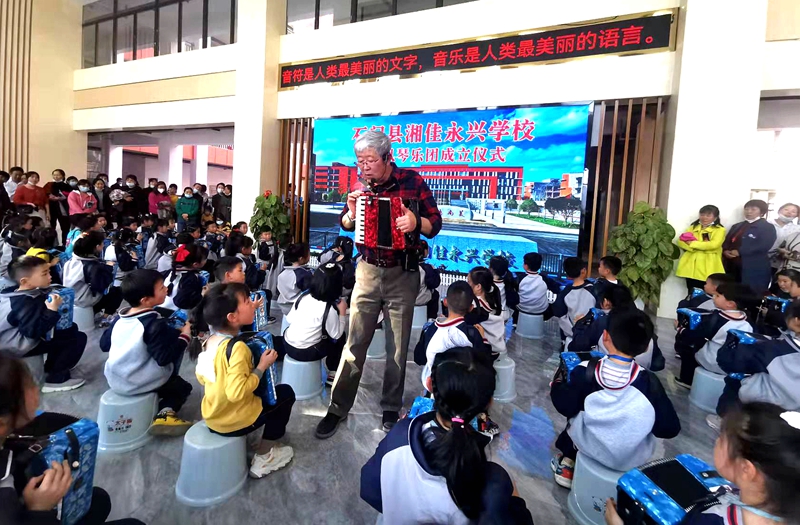 张曙亮教授与孩子们在一起 陈蓉 摄.jpg