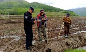 走访深入田间地头 护航农耕平安防线