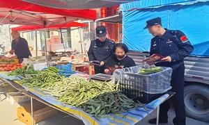 赶大集 送法律 守护边境群众平安