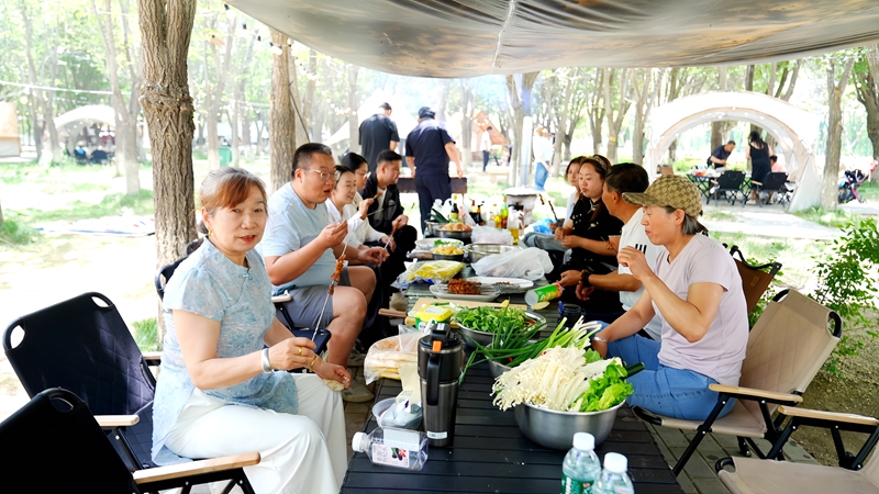 市民在五家渠青湖御园露营烧烤。 李梦飞 摄.jpg