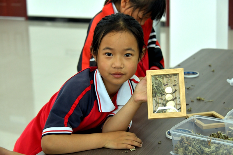 小朋友展示制作好的驱蚊摆件 赵明辰摄.jpg